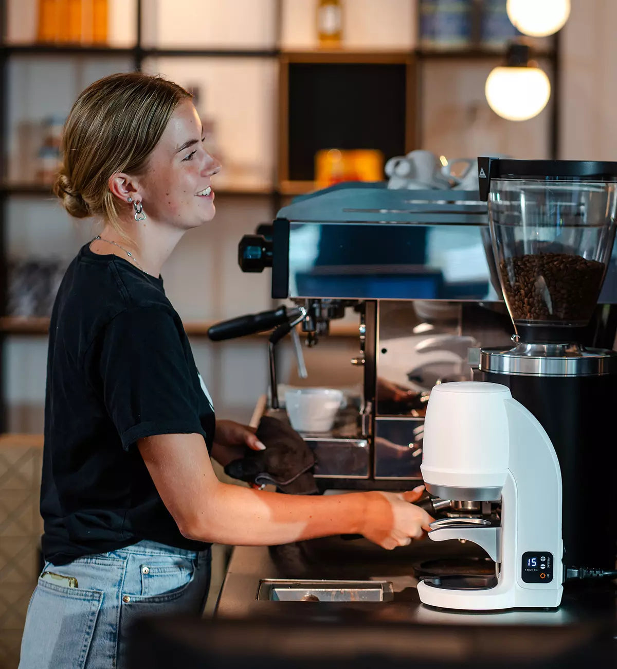Barista using a white PUQ Press
